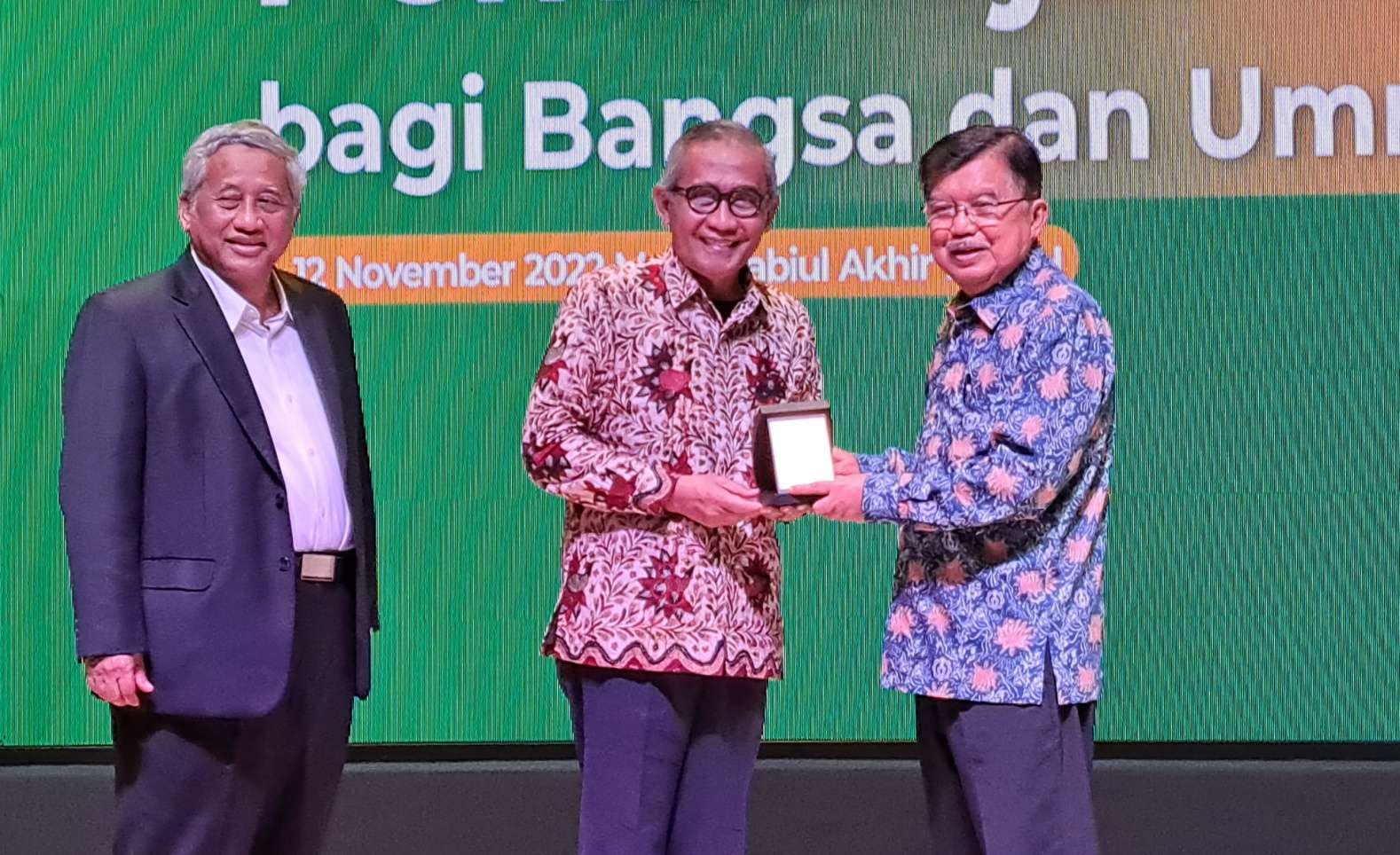 Mantan Presiden Jusuf Kalla bersama Rektor Unusa dan Ketua Yarsis Prof Nuh. (Foto: Pita Sari/Ngopibareng.id)