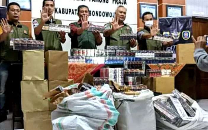 Satpol PP Bondowoso dan Bea Cukai Jember mengamankan ribuan batang rokok ilegal dalam operasi di empat kecamatan di Bondowoso. (Foto: Satpol PP Bondowoso)