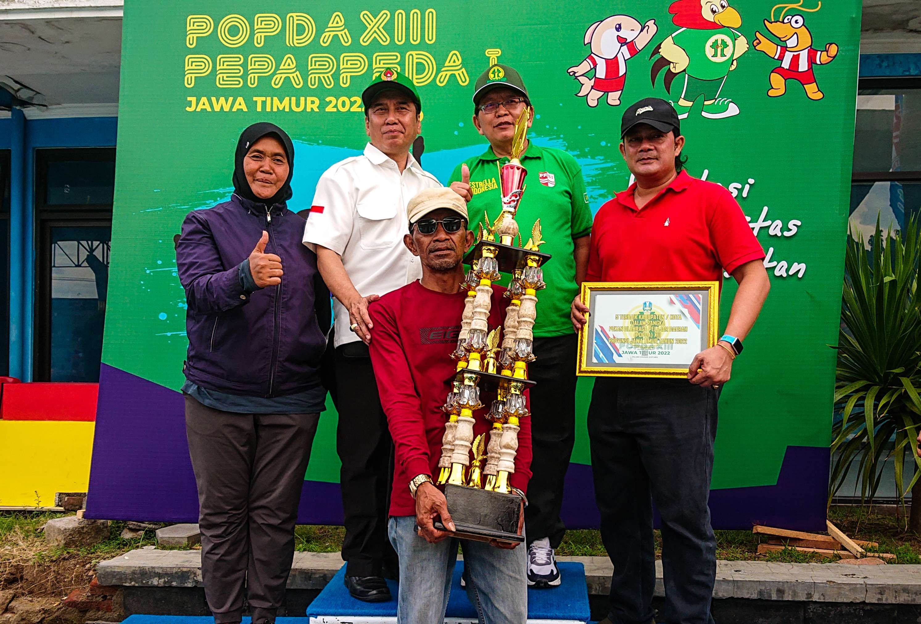 Kadispora Sidoarjo (kaos hijau) bersama Ketua KONI Sidoarjo (baju putih). (foto : Aini/Ngopibareng.id)