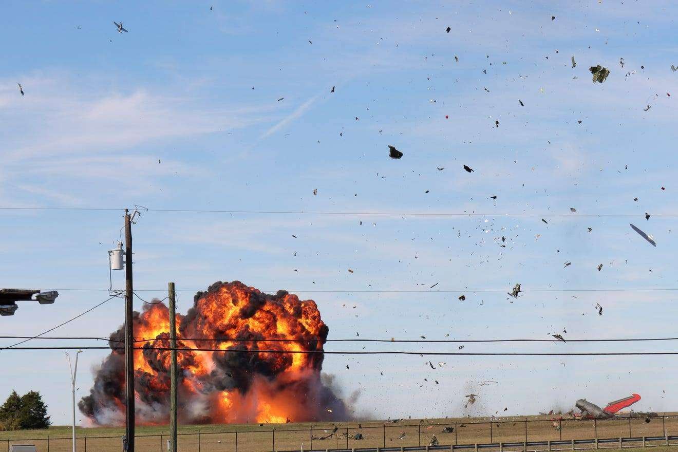 Sebuah pesawat militer bersejarah jatuh setelah bertabrakan dengan pesawat lain saat pertunjukan udara di Bandara Dallas Eksekutif, Sabtu 12 November 2022 (Foto: Nathaniel Ross Photography)