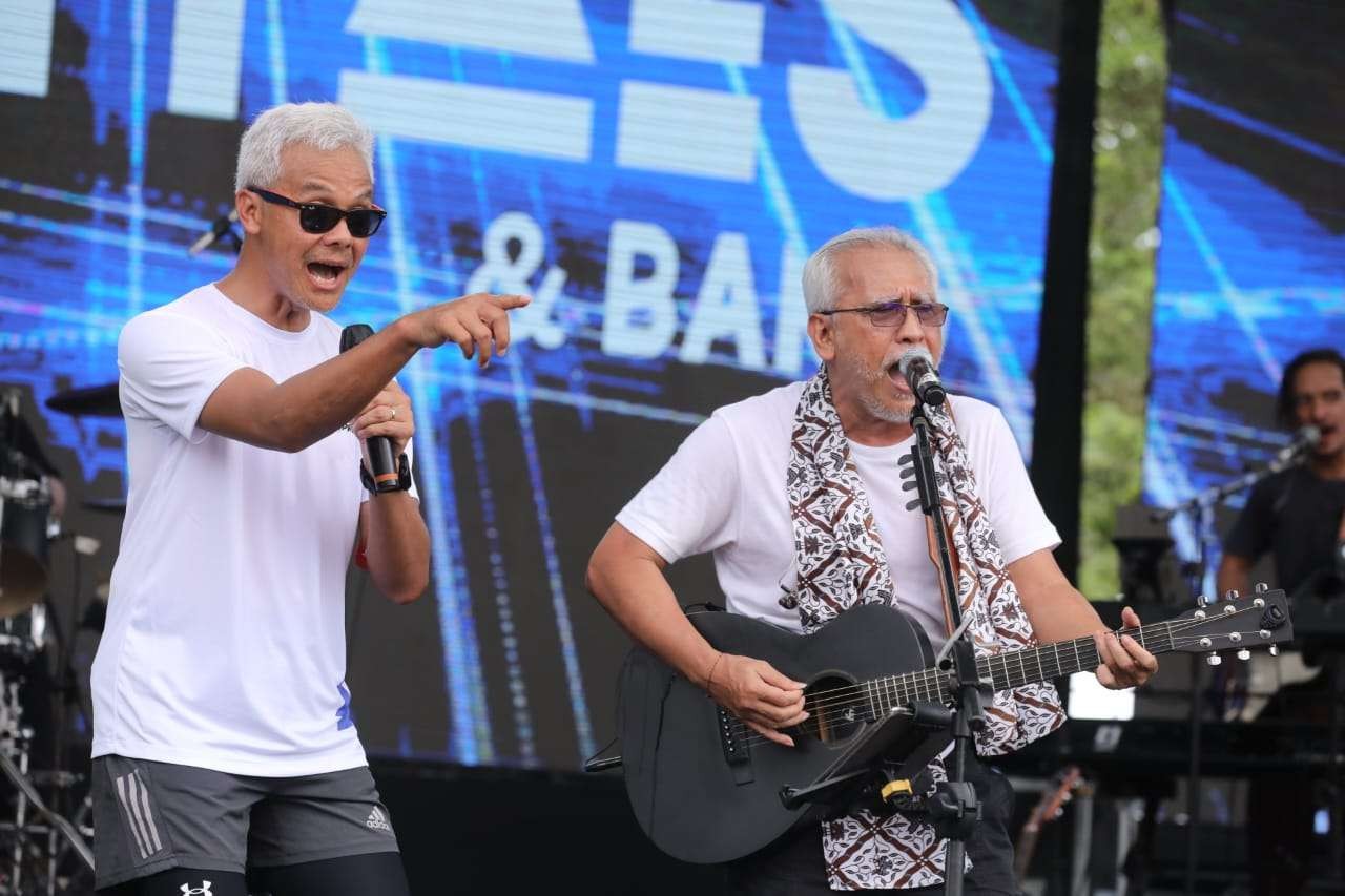 Gubernur Jawa Tengah, Ganjar Pranowo duet bareng Iwan Fals di Borobudur Marathon, Minggu 13 November 2022. (Foto: Pemprov Jateng)