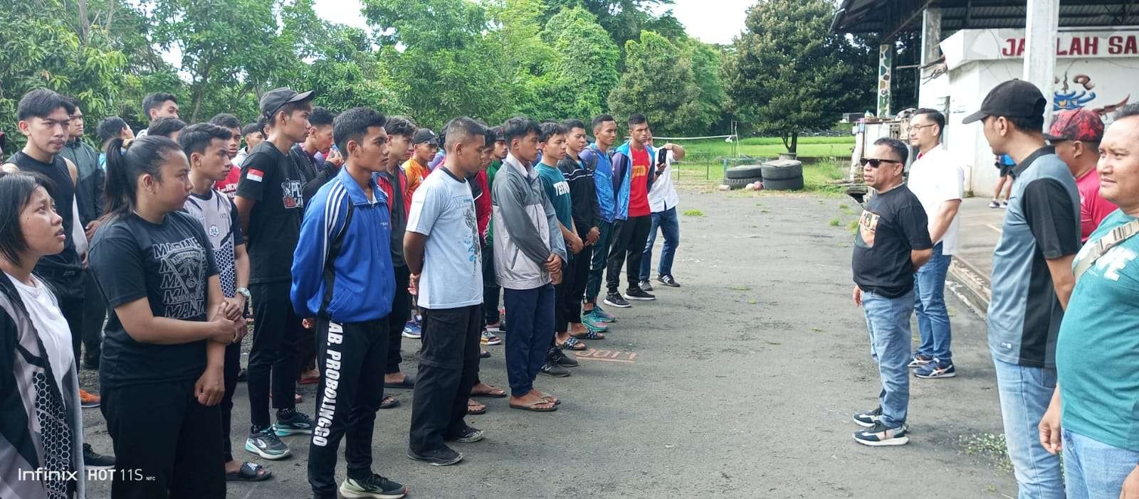 Ketua Pengprov Muaythai Jatim, Baso Juherman saat memberikan pengarahan dalam seleksi atlet di Brigif II Marinir, Sidoarjo, Minggu 13 November 2022. (Foto: Fariz Yarbo/Ngopibareng.id)