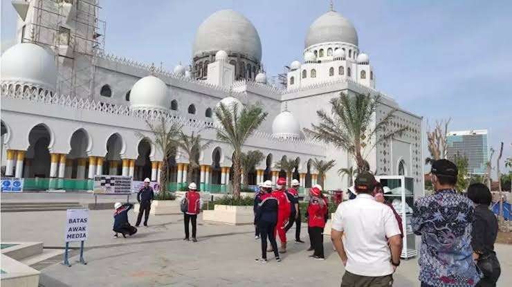 Masjid Sheikh Zayed Al Nahyan Solo diresmikan Senin 14 November 2022. Masjid hadiah Pangeran Uni Emirat Arab (UEA) untuk Presiden Joko Widodo (Jokowi) diasuh Imam Besar KH Abdul Rozaq Shofawi. (Foto:dok/Ngopi bareng.id)