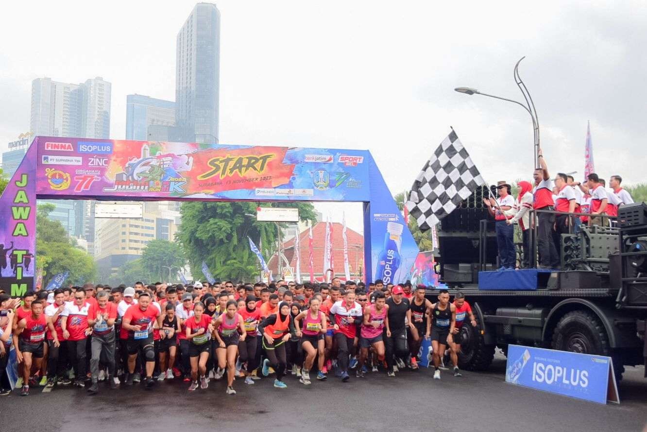 Gubernur Jatim, Khofifah Indar Parawansa saat melepas kegiatan Jatim Run For Heroes 2022 di Gedung Negara Grahadi, Surabaya, Minggu 13 November 2022. (Foto: Humas Prov Jatim)