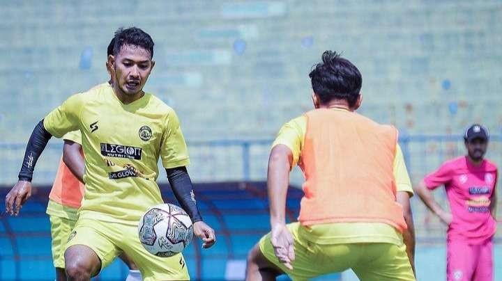 Skuat Arema FC saat menjalani sesi latihan tim. (Foto: Instagram/@aremafcofficial)