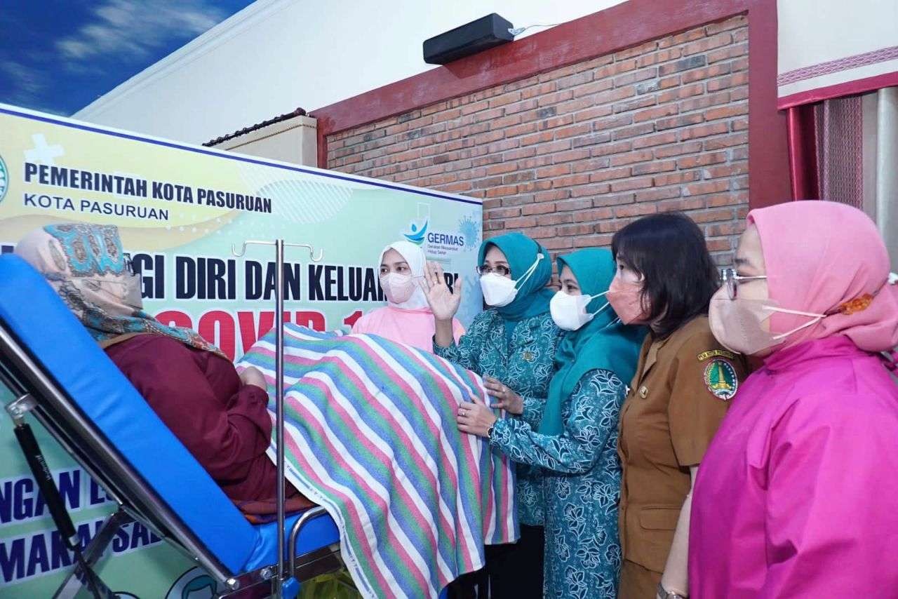 Ketua TP PKK Kota Pasuruan, Dra. Hj. Fatma Saifullah Yusuf dalam pemeriksaan Inveksi Visual Asamasetat (IVA) Test. (Foto: Dok. Pemkot Pasuruan)