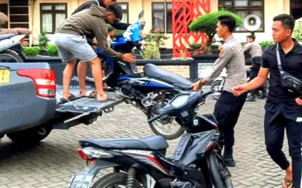 14 sepeda motor dari penggerebekan arena judi sabung ayam diamankan di Mapolres Situbondo.(foto:humas polres situbondo)