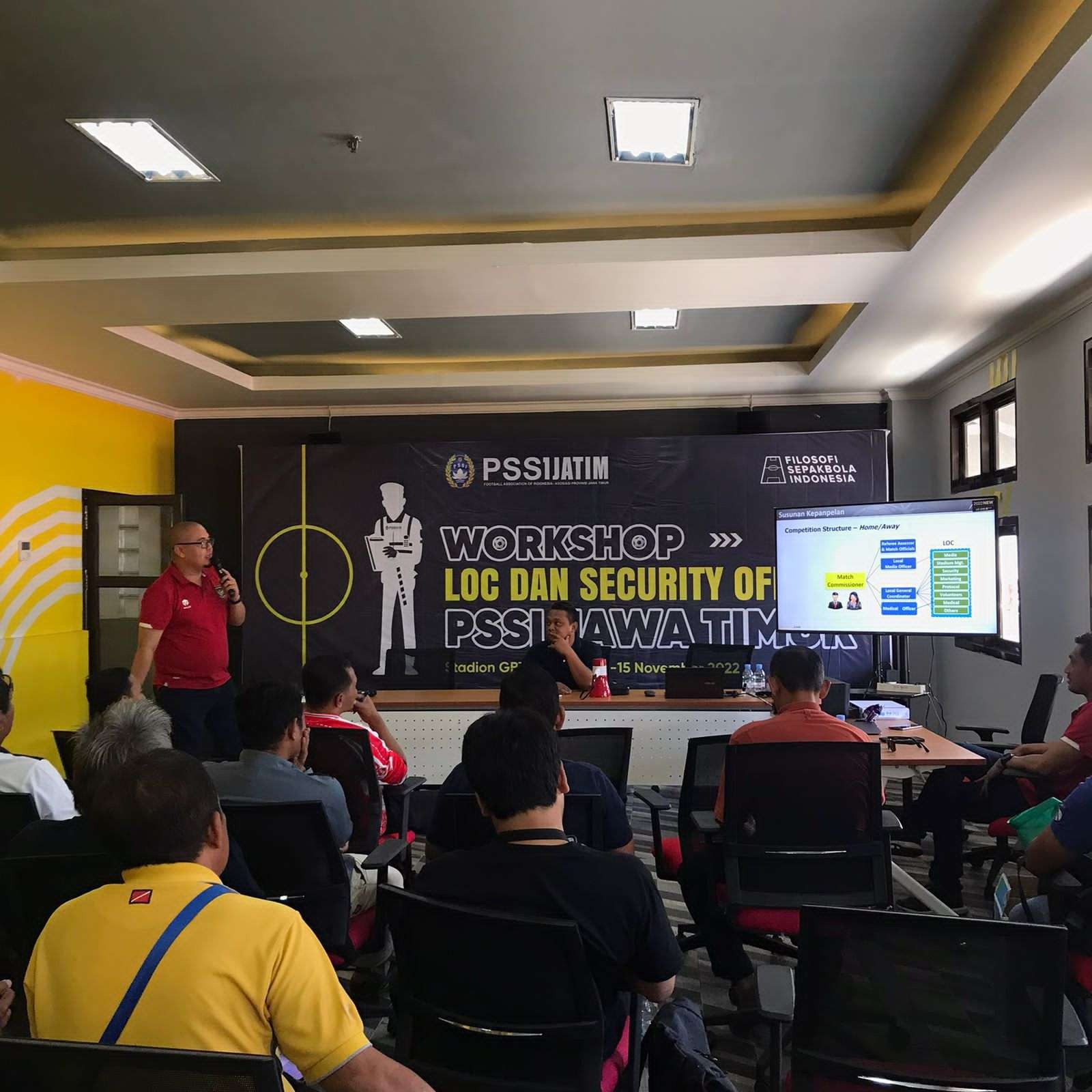 Match Commisioner AFC, Ronny Suhatril (kiri) saat memberi materi dalam Workshop LOC dan Security Officer di Stadion Gelora Bung Tomo, Surabaya, Senin 14 November 2022. (Foto: PSSI Jatim)