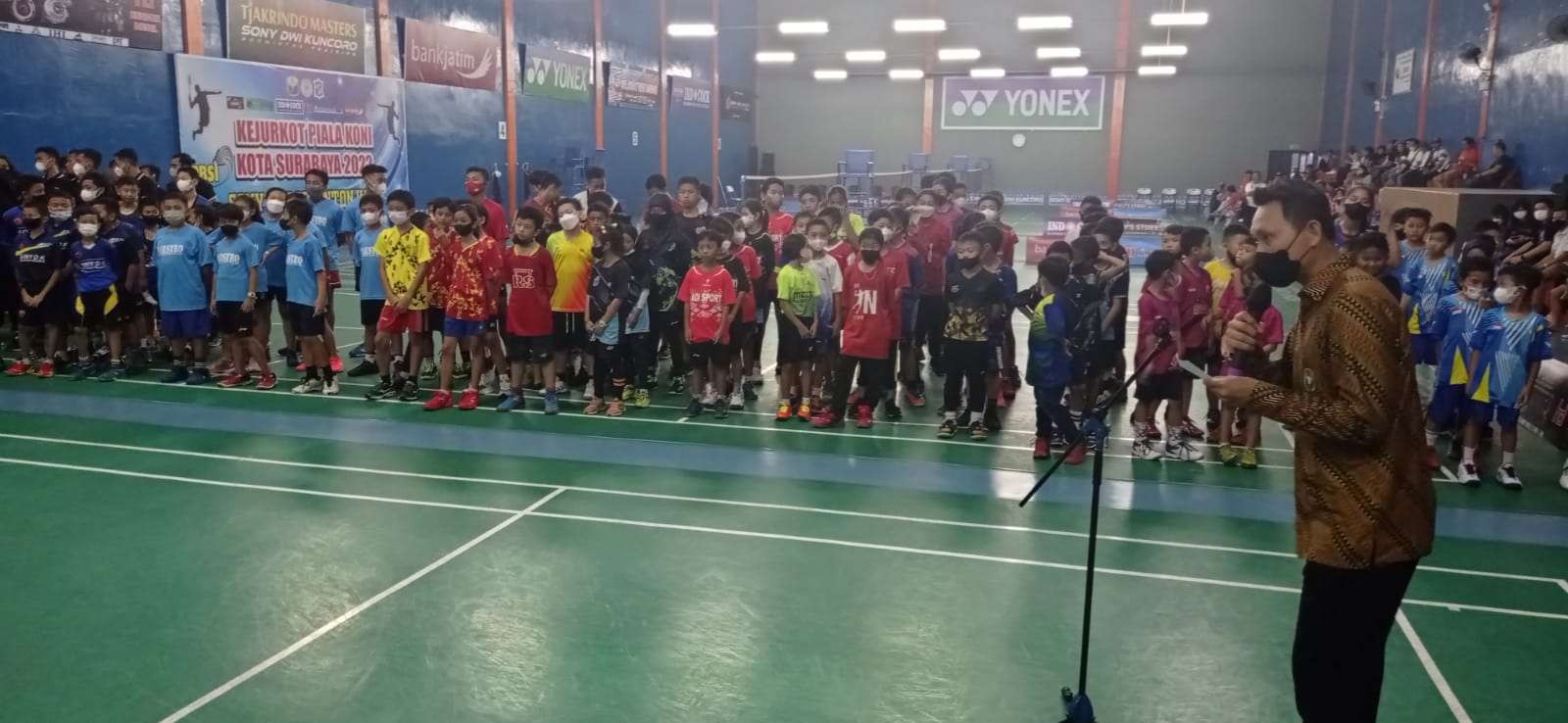 Kabid Pembinaan PBSI Surabaya, Sony Dwi Kuncoro saat menyampaikan laporan kegiatan Kejurkot Bulutangkis Piala KONI Surabaya di Sony Dwi Kuncoro Badminton Hall, Surabaya, Senin 14 November 2022. (Foto: Fariz Yarbo/Ngopibareng.id)