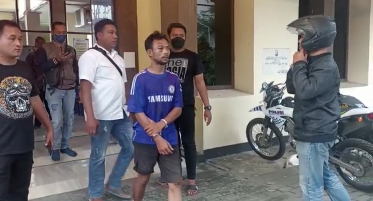 Jambret yang menjadi sasaran amukan warga usai aksinya gagal (Foto: dok. Polsek Kenjeran)