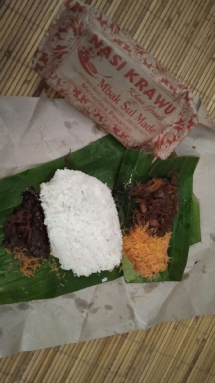 Nasi krawu ala Lamongan buatan Khosim bersama istrinya. (Foto:Imron Rosidi/Ngopibarengi.d)