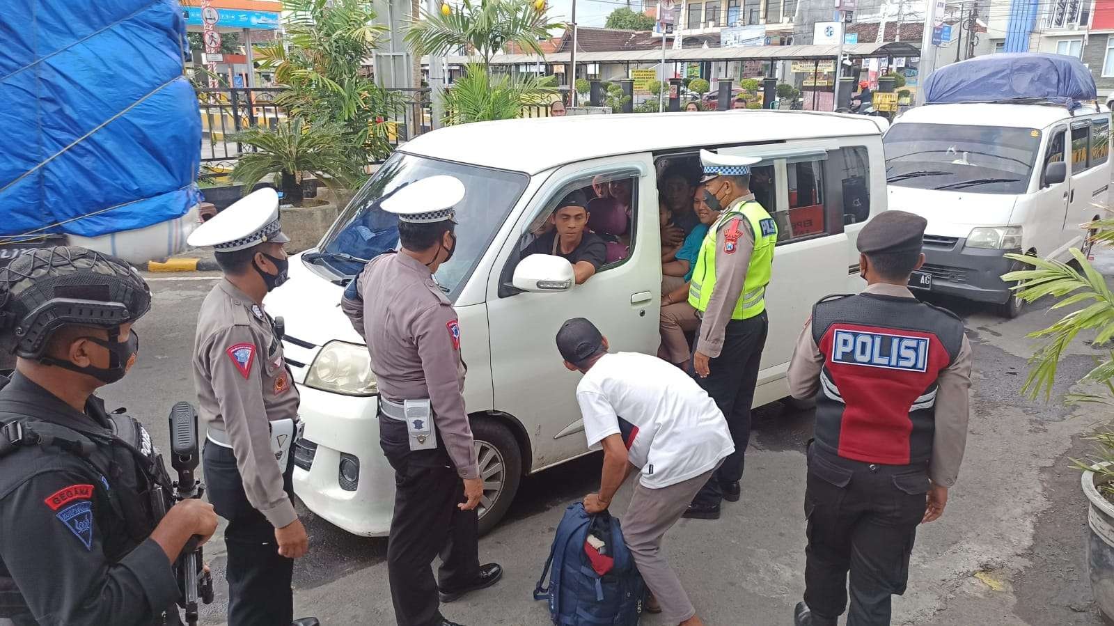 Selama pelaksanaan KTT G20 pengamanan di Pelabuhan Ketapang diperketat (foto: Muh Hujaini/Ngopibareng.id)