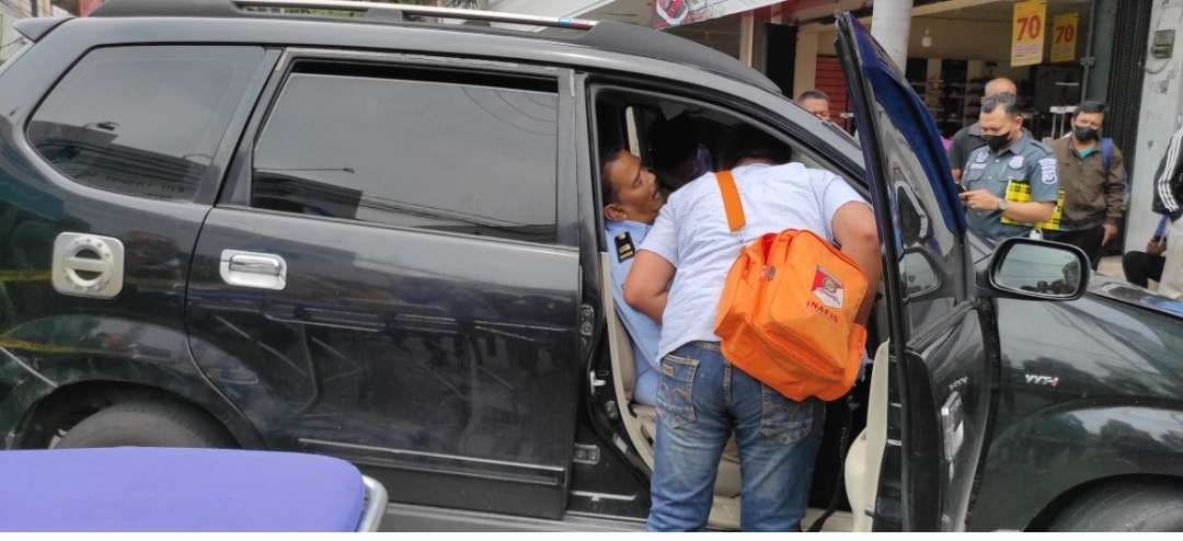 Pegawai Lapas Kediri meninggal dunia mendadak di dalam mobil. Ia duduk di bangku kemudi. (Foto: Fendhy Lesmana/Ngopibareng.id)