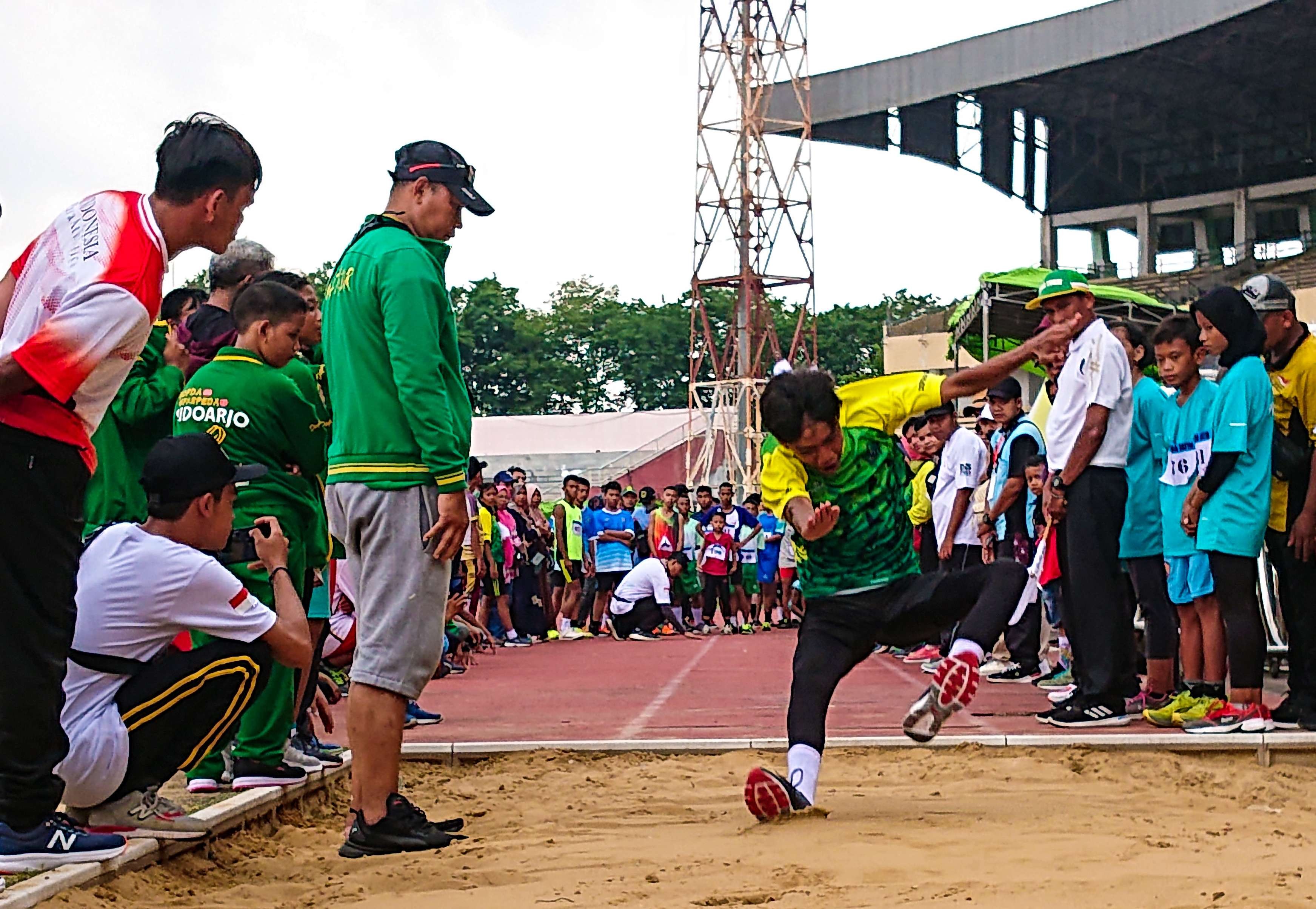 Atlet paralympic lompat jauh dari Kontingen Sidoarjo saat bertanding. (Foto: Aini/Ngopibareng.id)