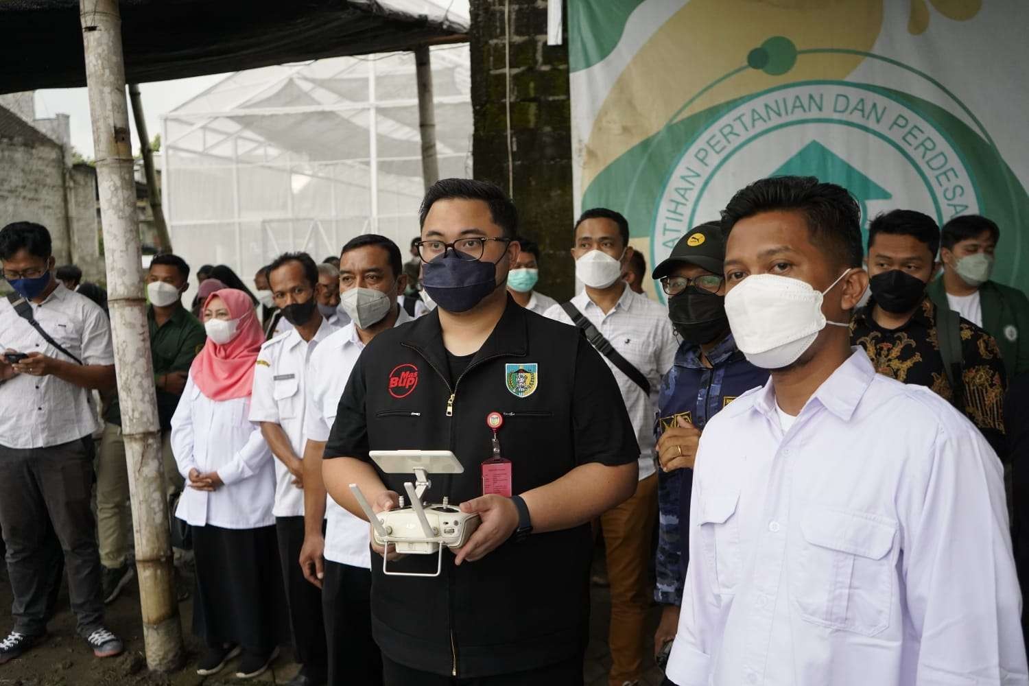 Pemkab Kediri melalui Dispertabun bekerjasama dengan Hasana Drone meluncurkan program kepemilikan drone untuk petani milenial. (Foto: Dok Kominfo Kabupaten Kediri)