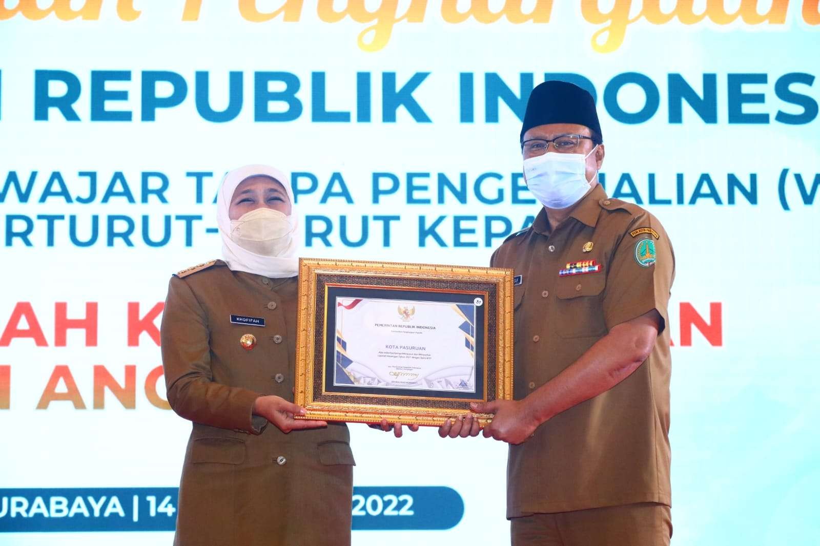 Gubernur Jawa Timur Khofifah Indar Parawansa kepada Wali Kota Pasuruan Saifullah Yusuf  memberikan penghargaan dari Menteri Keuangan RI berupa Opini Wajar Tanpa Pengecualian (WTP)  di Hotel Bumi Surabaya, Senin 14 November 2022. (Foto: dok.Ngopibareng.id)