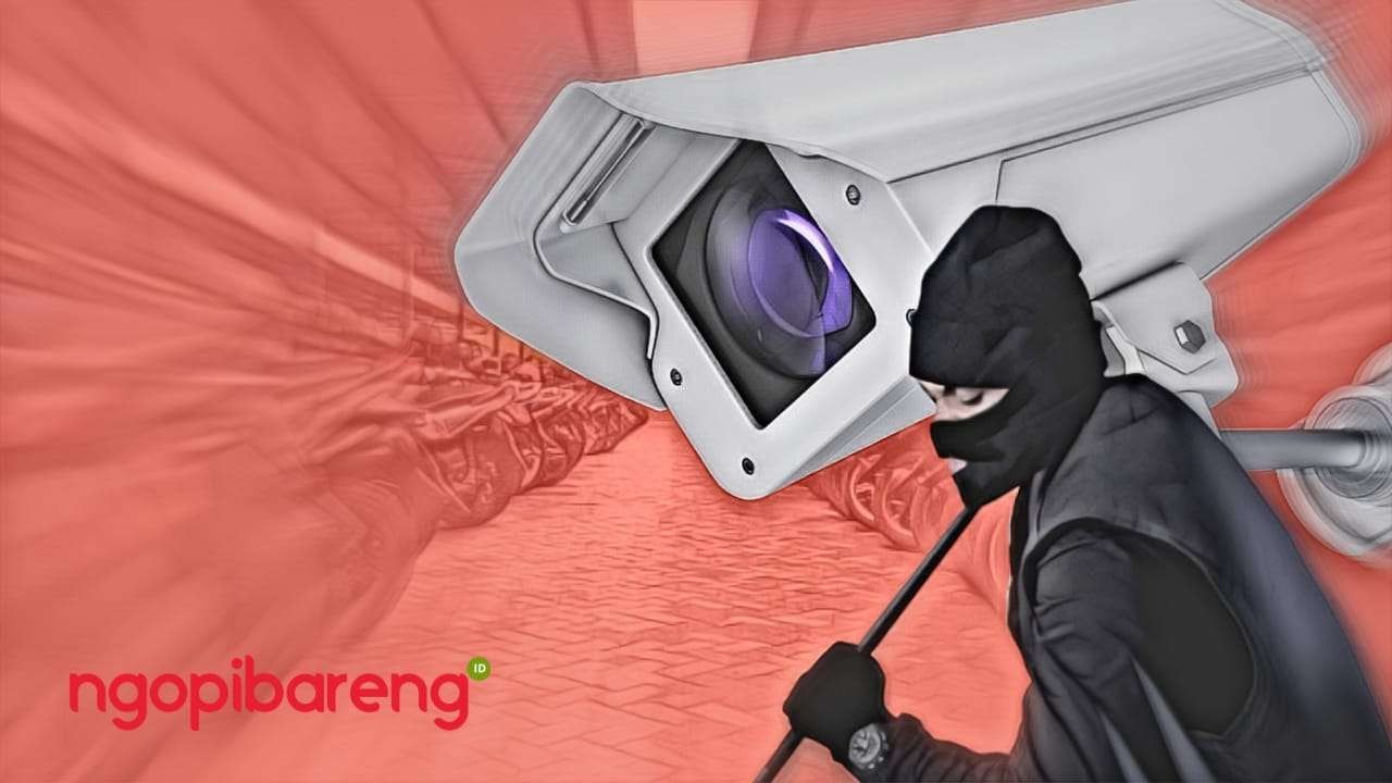 Pemasangan CCTV Pemkot Surabaya di wilayah RW untuk keamanan. (Ilustrasi: Fa Vidi/Ngopibareng.id)