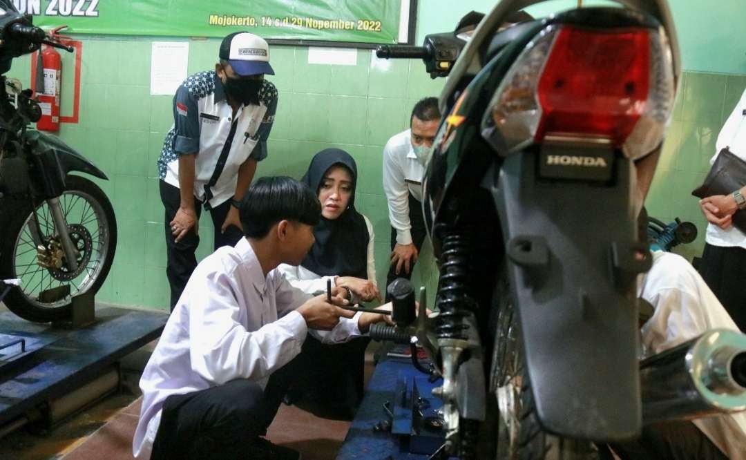 Bupati Mojokerto buka pelatihan kerja berbasis kompetensi.(Foto : Deni Lukmantara/Ngopibareng)