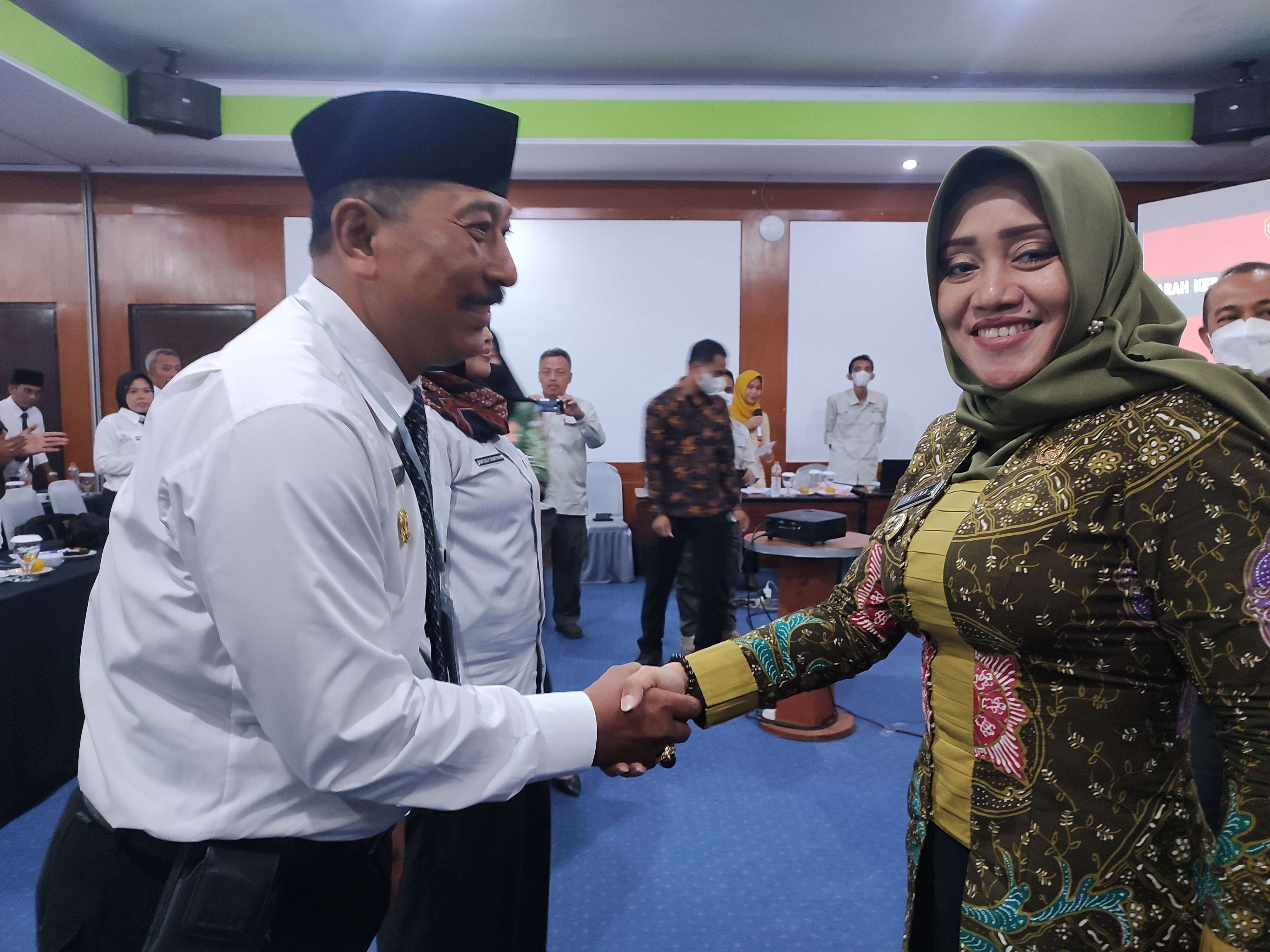 Bupati Ikfina Fahmawati saat membuka kegiatan pembinaan peningkatan kapasitas aparatur Pemerintah Desa. (Foto: Deni Lukmantara/Ngopibareng.id)