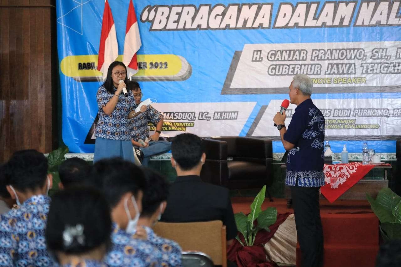 Gubernur Ganjar berbincang dengan siswa SMA di Magelang. (Foto: Dokumentasi Jateng)