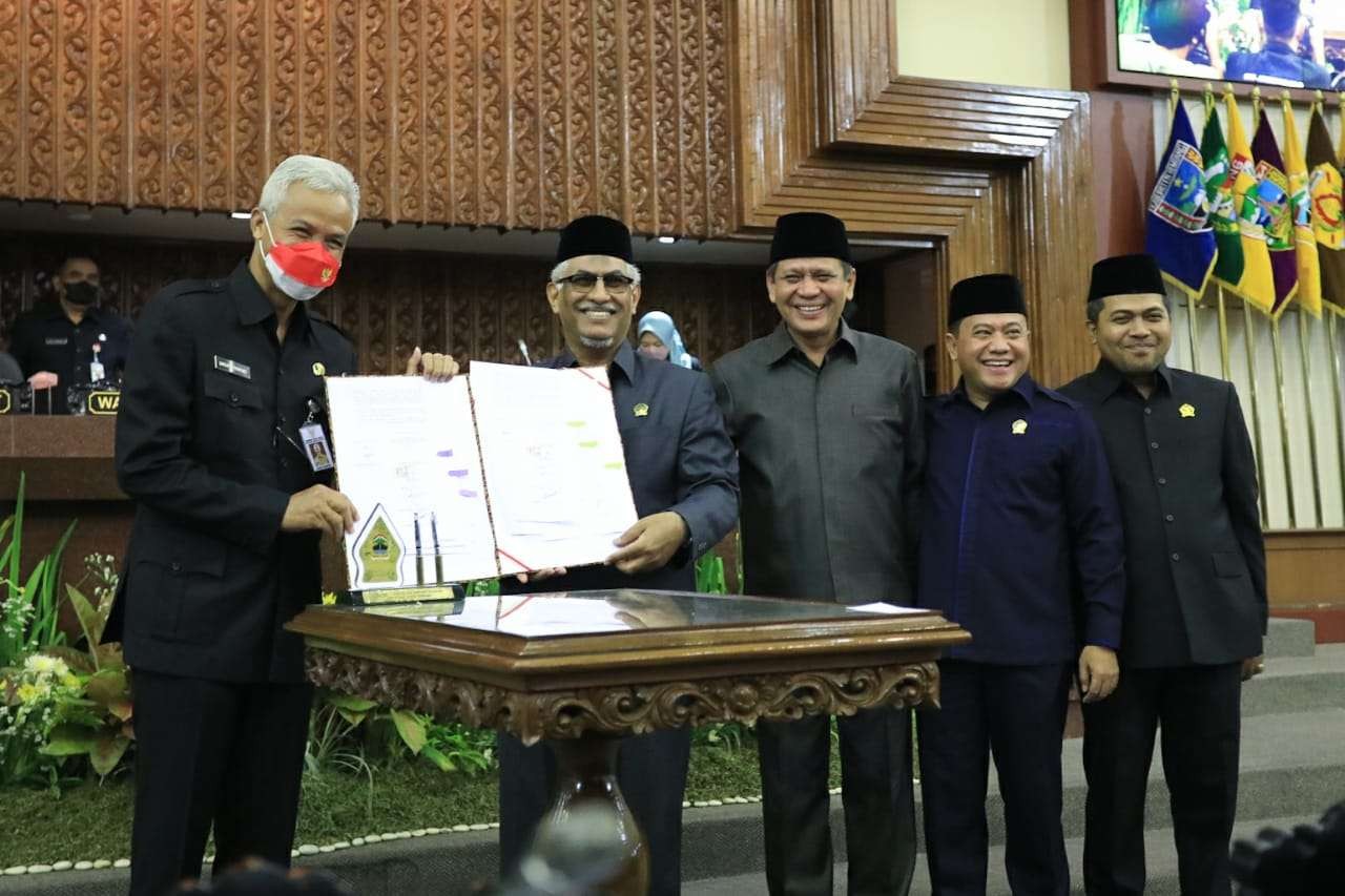 Gubernur Jawa Tengah Ganjar Pranowo menandatangani nota kesepakatan Kebijakan Umum Anggaran Prioritas Plafon Sementara (KUA-PPS) APBD TA 2023, dalam rapat paripurna legislatif Jawa Tengah di Ruang Rapat Paripurna Gedung DPRD Provinsi Jawa Tengah, Rabu 16 November 2022. (Foto: Pemprov Jateng)