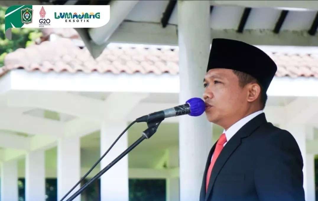 Thoriqul Haq ketika menjadi pemimpin upacara Hari Pahlawan 2022. (Foto: Humas Kab. Lumajang)