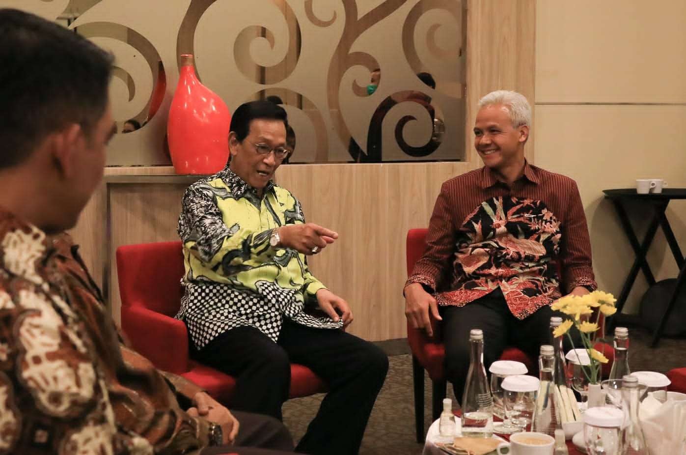 Gubernur Jawa Tengah Ganjar Pranowo dan Gubernur DIY Sri Sultan Hamengkubuwono X menghadiri Kongres Kebudayaan Jawa III di Yogyakarta, Senin 14 November 2022. (Foto: Pemprov Jateng)