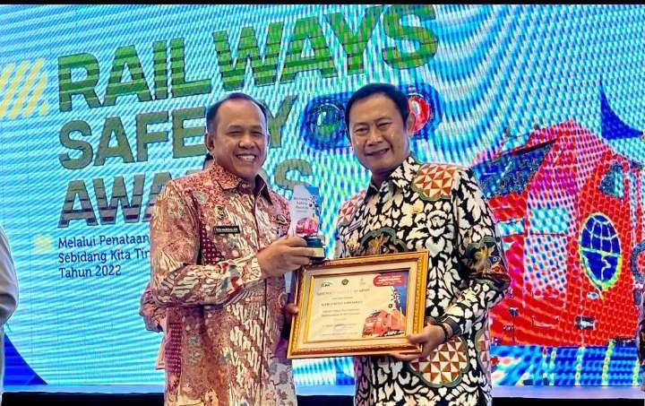 Bupati Lamongan, Yuhronur Efendi saat menerima Railways Safety Award 2022  di The ZHM Premier By Grand Zuri Padang, Sumatera Barat (Foto: Dokumentasi Kominfo Lamongan)