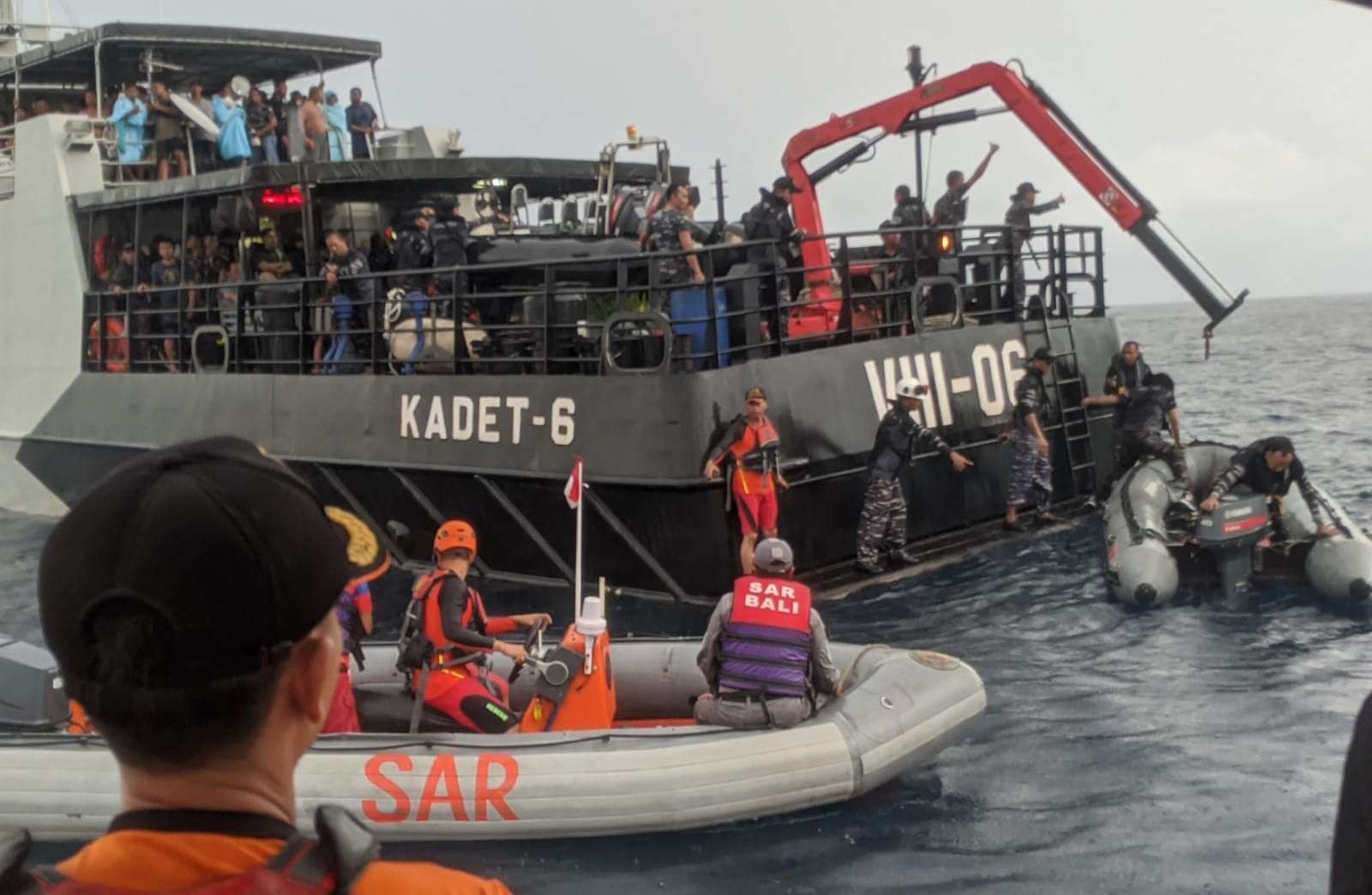 Para penumpang Kapal Mutiara Timur I dievakuasi ke KAL Kadet 6 (foto: Basarnas Bali)