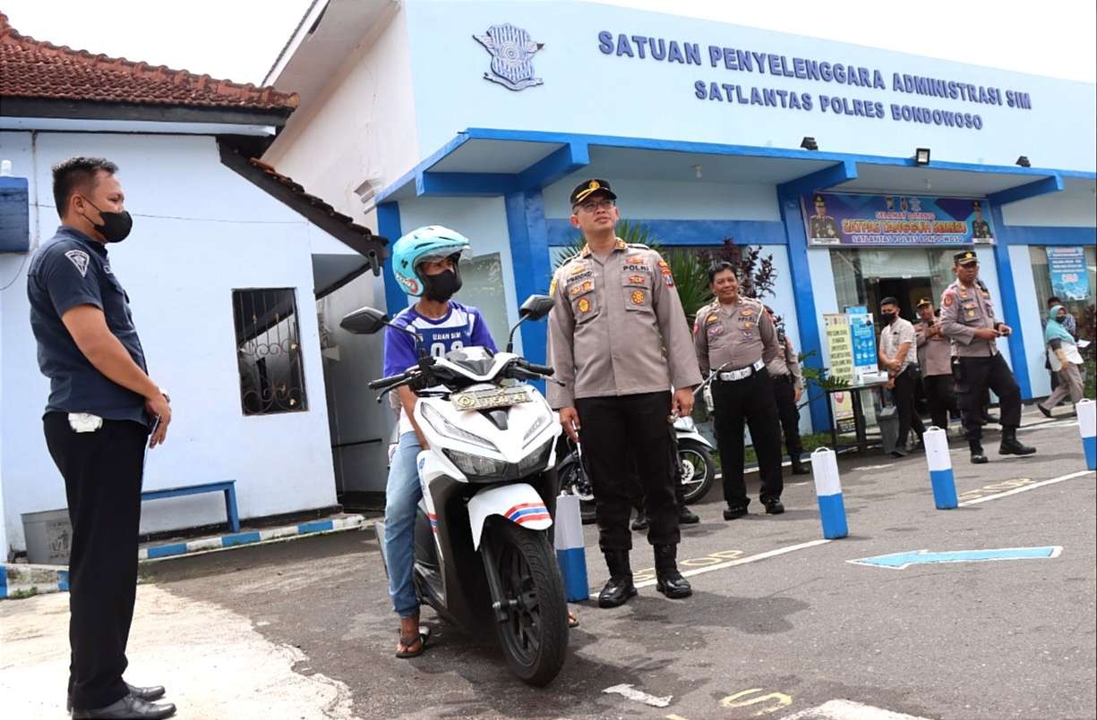 Kapolres Bondowoso, AKBP Wimboko melihat permohonan melakukan tahapan pembuatan SIM di Kantor Satpas SIM Satlantas Polres Bondowoso. (Foto: Guido Saphan/Ngopibareng.id)