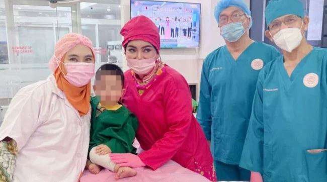 Sulaiman Ali Abdullah, anak keempat Ustazah Oki Setiana Dewi dan Ory Vitrio, terapi stem cell di Celltech Stem Cell Centre Laboratory & Banking di Vinski Tower, Jakarta Selatan. (Foto: Instagram @okisetianadewi)