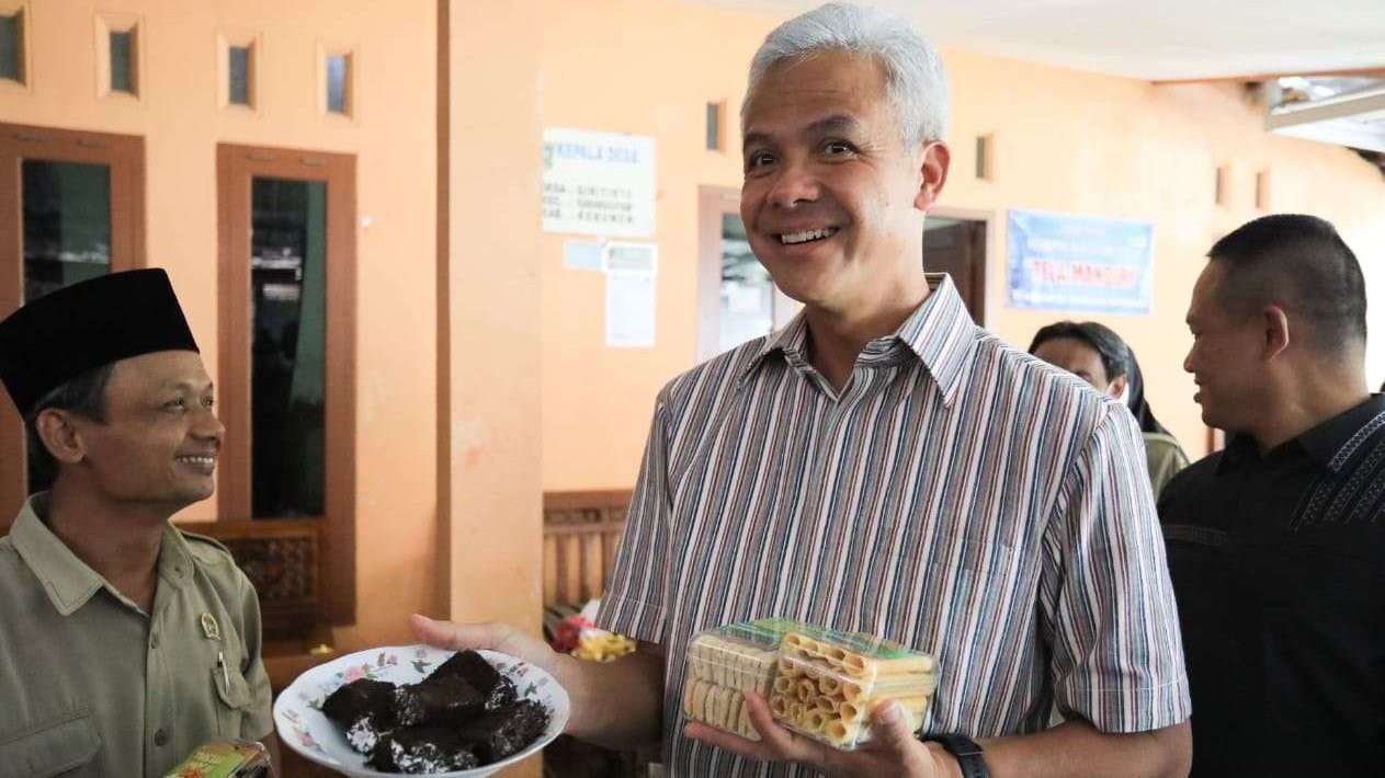 Gubernur Jawa Tengahm Ganjar Pranowo memperlihatkan produk olahan kreatif yang dilakukan Tim Tani Mocaf Desa Giritirto. (Foto: Pemprov Jateng)