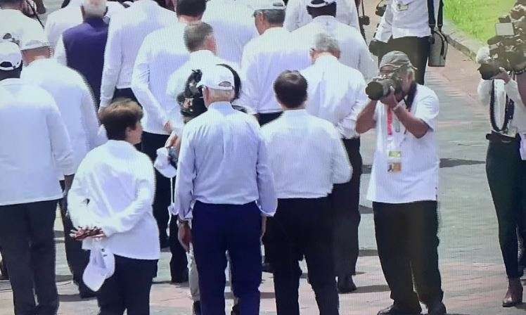 Gaya Menteri Pekerjaan Umum dan Perumahan Rakyat (PUPR) Basuki Hadimuljono saat membidik Joe Biden Presiden AS, di KTT G20. (Foto: Twitter)