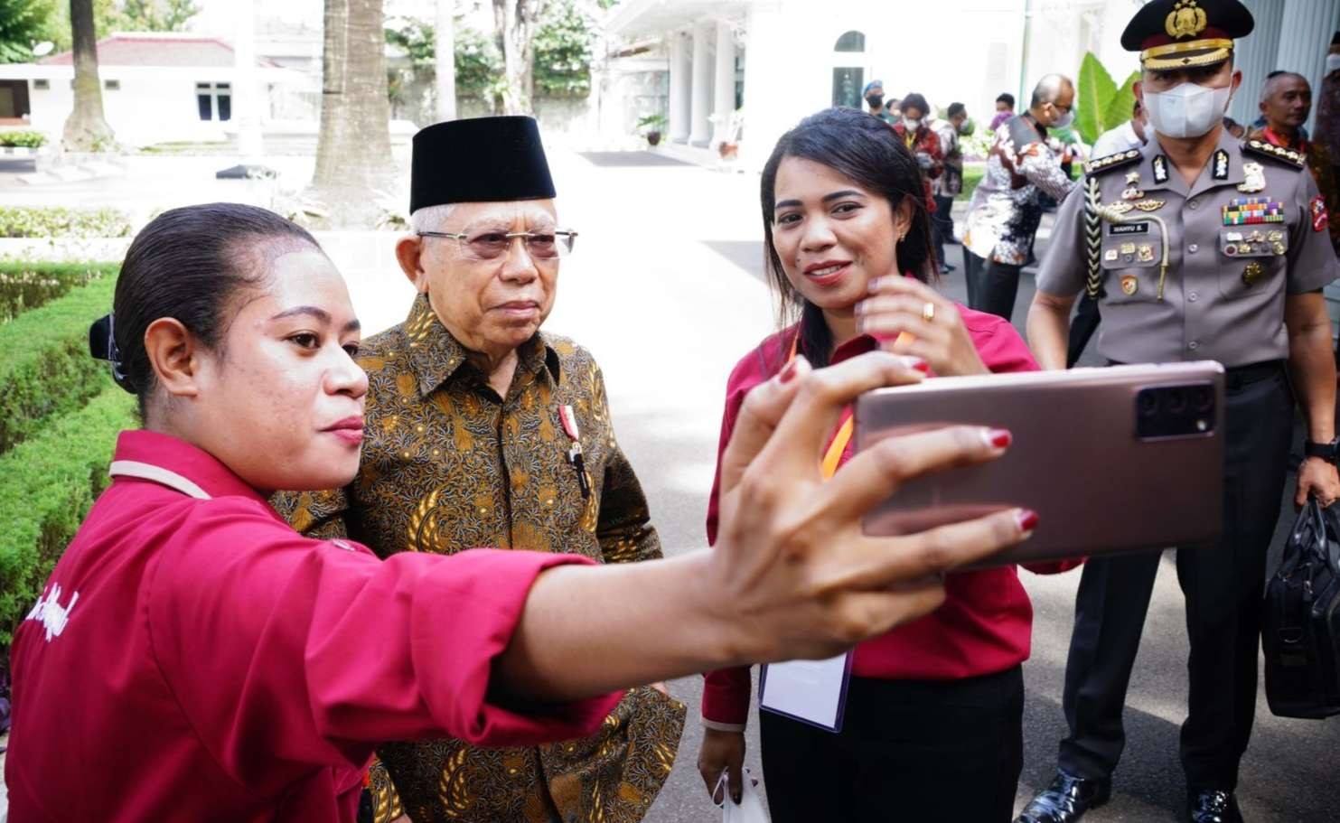 Seorang ASN muda Papua melampiaskan kegembiraannya bisa bertemu Wapres KH Ma'ruf Amin, langsung mengajak swafoto. (Foto: BPMI Setwapres)