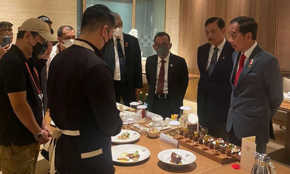 Chef Arnold berasa menjadi peserta MasterChef Indonesia saat makanannya dipantau Presiden Jokowi di KTT G20, Bali, Indonesia. (Foto: Instagram @arnoldpo)