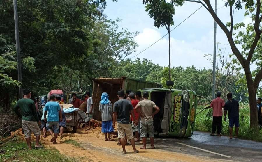 Kondisi dumptruk bermuatan pasir kuarsa di Tuban terguling (dok. Polres Tuban)