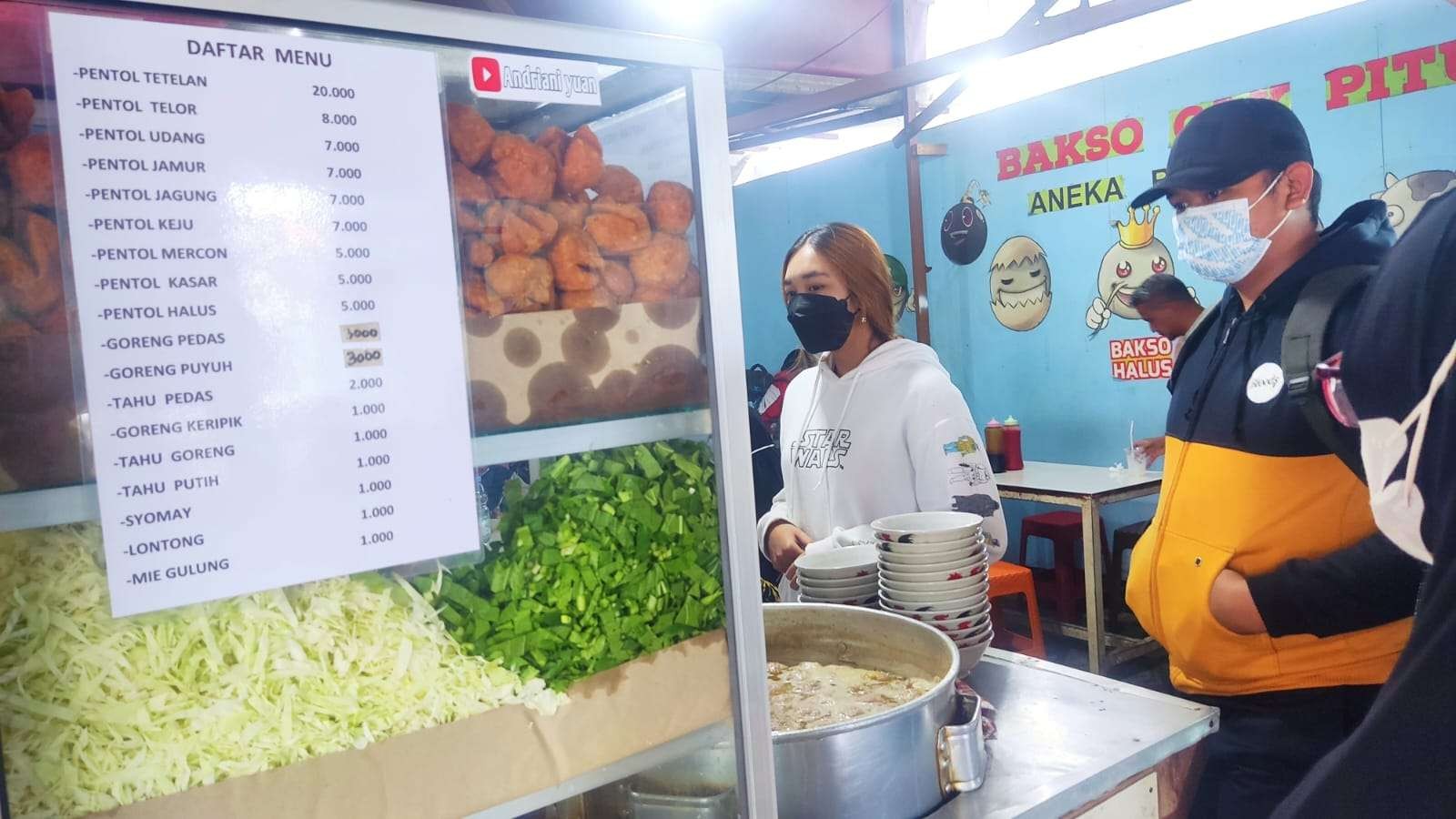 Warga antri memesan di Warung Bakso Cak Pitung. (Foto: Fariz Yarbo/Ngopibareng.id)