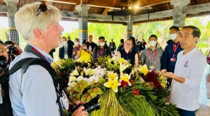 Presiden Joko Widodo berbincang dengan sejumlah wartawan dan ofisial media di Pendopo Wantilan, Taman Hutan Raya Ngurah Rai, Kota Denpasar, Bali, pada Rabu, 16 November 2022.( Foto: BPMI Setpres)