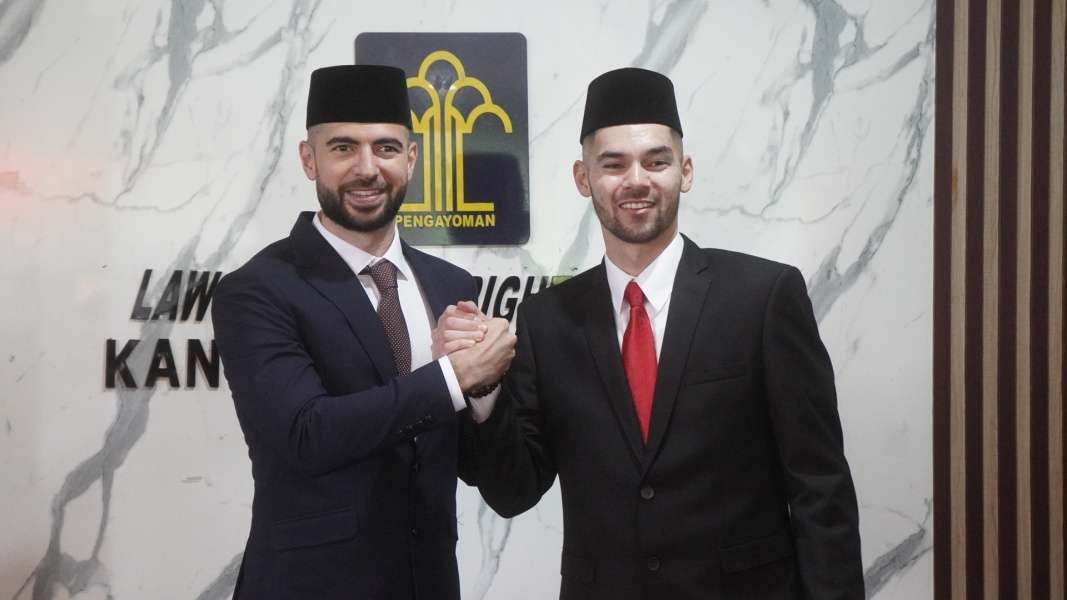 Jordi Amat dan Sandy Walsh resmi menjadi WNI setelah diambil sumpah oleh Kemenkumham sebagai bagian dari proses naturalisasi keduanya menjadi WNI. (Foto: PSSI)