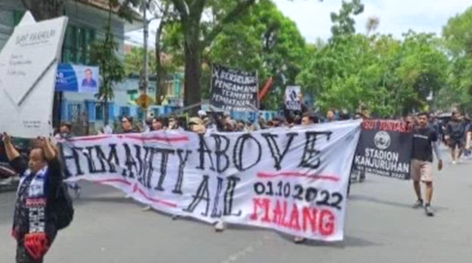 Ratusan Aremania saat melakukan long march menuju Kantor Pos Malang untuk mengirimkan surat keoada Presiden Jokowi (Foto: Lalu Theo/Ngopibareng.id)