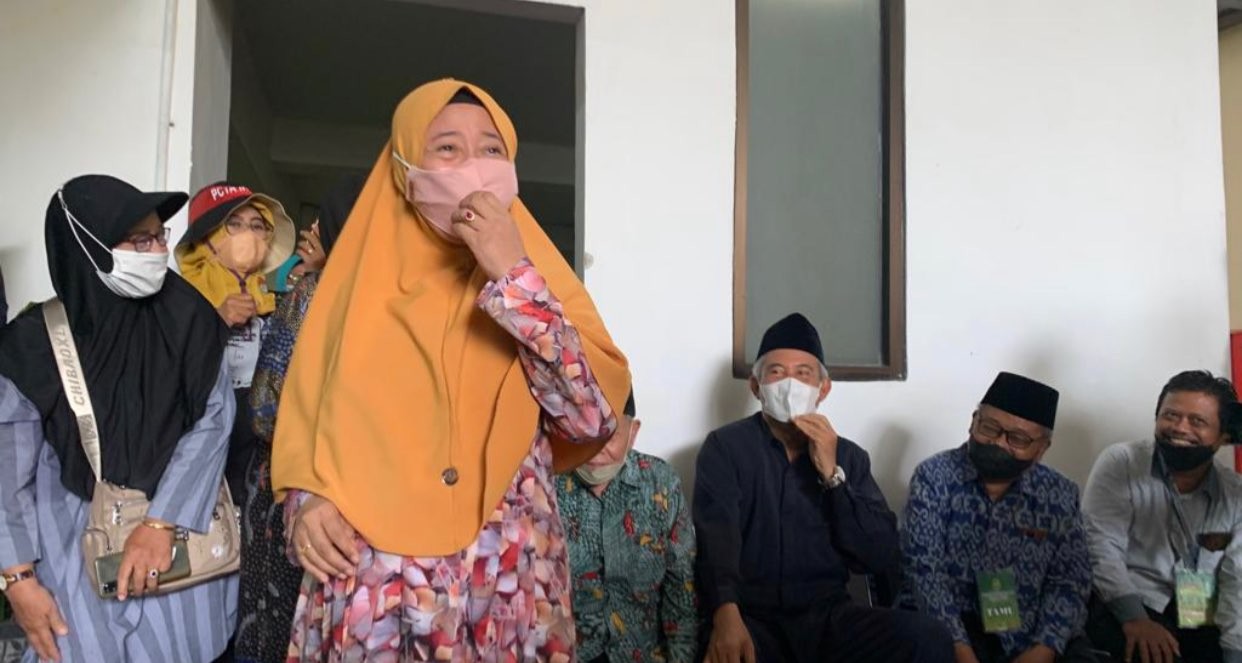 Ibu MSAT, Nyai Shofwatul Ummah temani anaknya hadapi sidang putusan (Foto: Andhi Dwi/Ngopibareng.id)