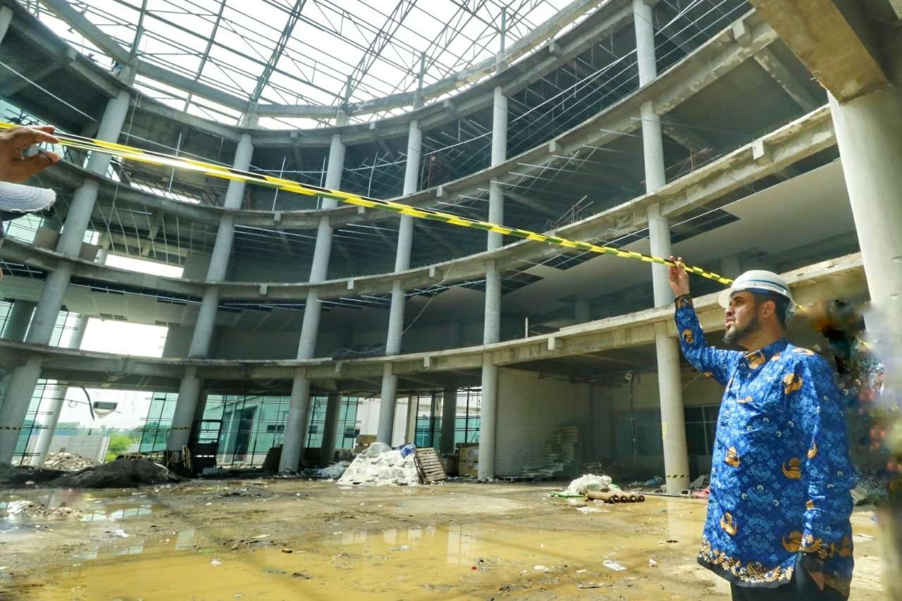 Walikota Habib Hadi Zainal Abidin saat meninjau proyek Rumah Sakit Ar-Rozi di Jalan Prof. HAMKA, Kota Probolinggo. (Foto: Ikhsan Mahmudi/Ngopibareng.id)