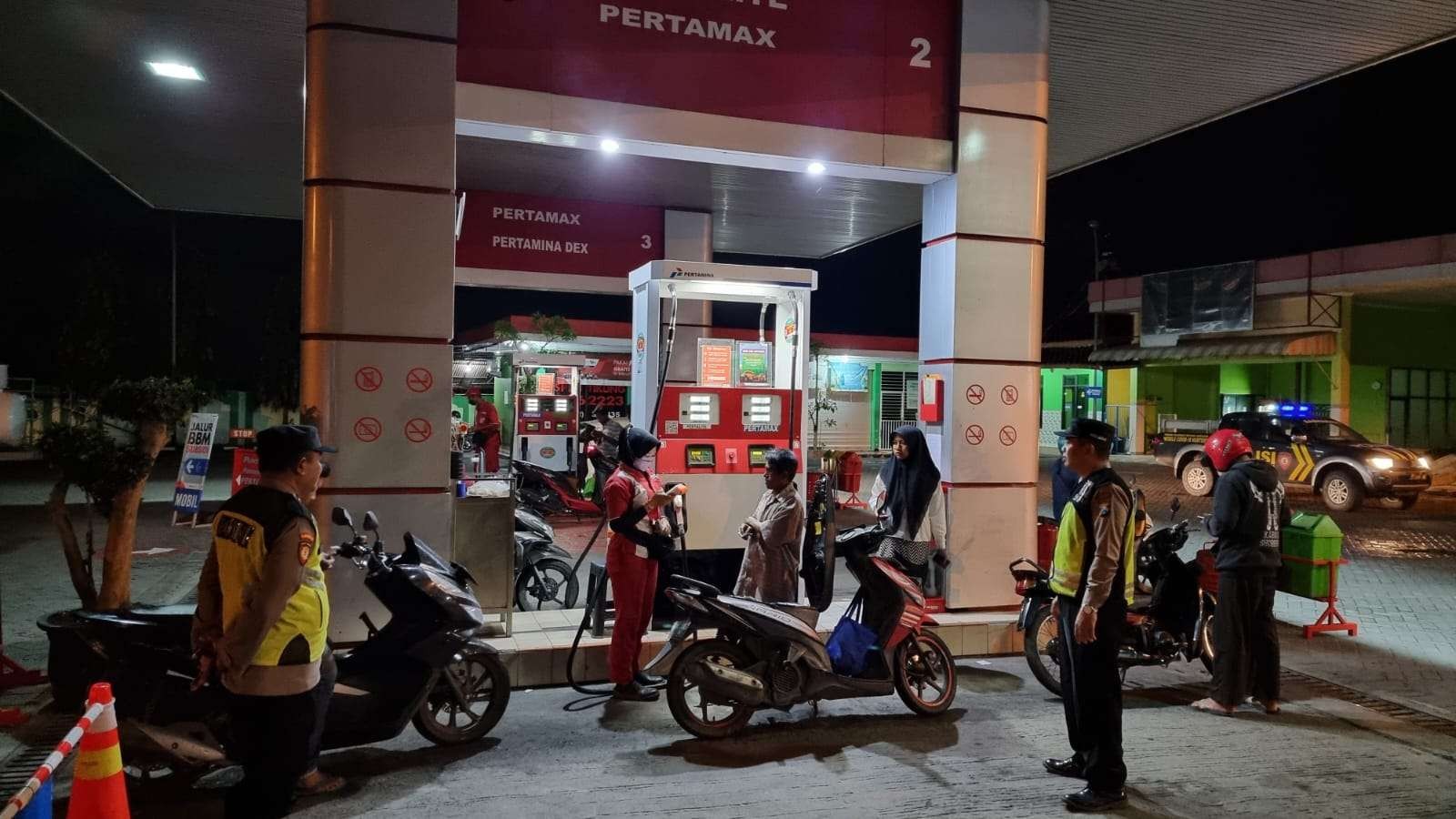 Petugas Polres Lamongan sedang patroli antisipasi kriminalitas. (Foto: Dokumentasi Humas Polres Lamongan)