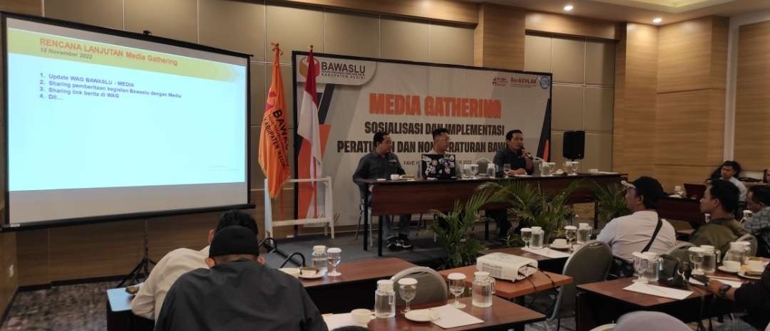 Memasuki tahapan pemilu 2024. Bawaslu Kabupaten Kediri mengedukasi para pekerja media tentang peraturan dan non peraturan Bawaslu 2024 (Fendi Lesmana/ngopibareng.id)