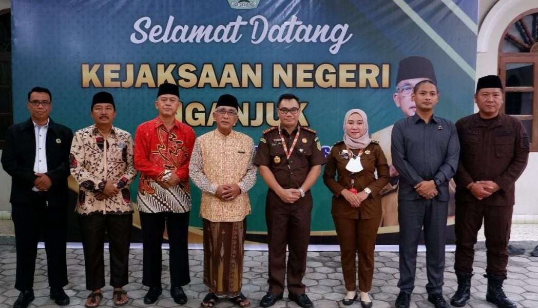 Kejari Nganjuk Nophy Tennophero Suoth dan jajarannya bersama pimpinan dan pengasuh Pondok Pesantren Al Ubadah. (Foto: Arsip Al Ubaidah)