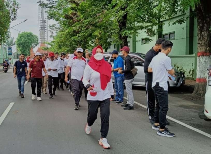 Keseruan Bupati Mojokerto bareng Forkopimda dan OPD saat Jalan Sehat.(Foto : Deni Lukmantara/Ngopibareng)