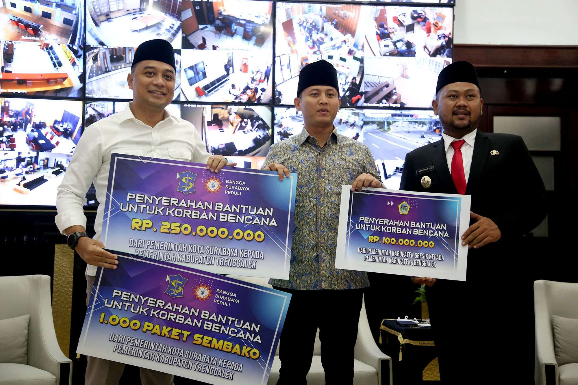 Penyerahan bantuan untuk korban banjir Trenggalek oleh Walikota Surabaya Eri Cahyadi kepada bupati Trenggalek, Cak Ipin. (Foto: Humas Pemkot Surabaya)