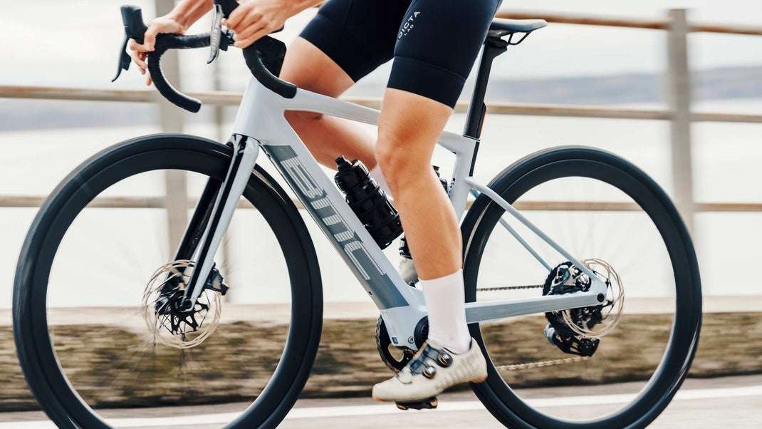 BMC Roadmachine 01 AMP X yang merupakan sepeda pertama BMC yang elektrik.