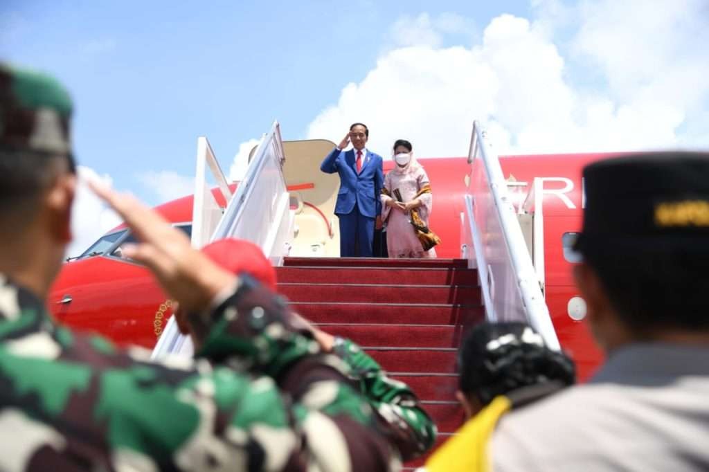 Presiden Jokowi dan Ibu Negara Iriana Jokowi bertolak menuju Bangkok, Thailand, Kamis 17 November 2022, untuk menghadiri KTT Kerja Sama Ekonomi Asia Pasifik (APEC) tahun 2022. (Foto: BPMI Setpres/Lukas)