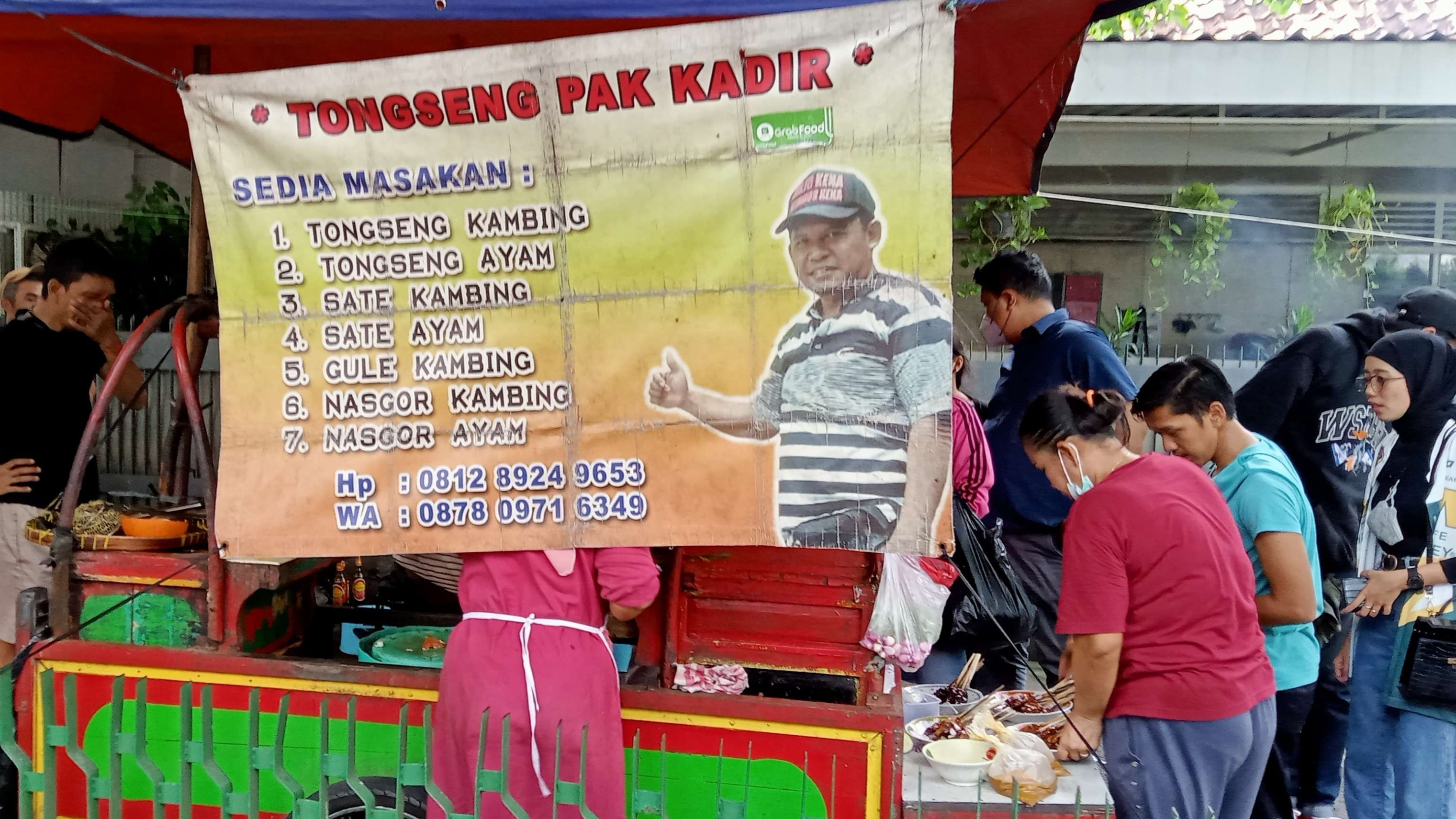 Warung tongseng anti kolesterol Pak Kadir di Jalan Musi Cideng Jakarta Pusat, bentuknya sederhana, tetapi banyak penggemarnya. (Foto: Asmanu Sudharso/Ngopibareng.id)